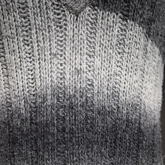 Arizona Jean Company Two Tone Gray Ombre V-Neck Sweater Size Medium - Picture 2 of 9